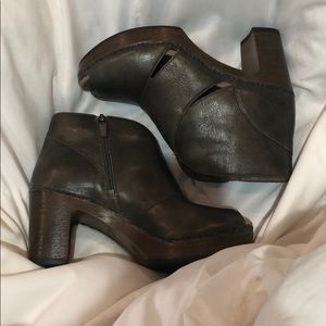 Dansko Delphina dark steel colored Leather Sandals